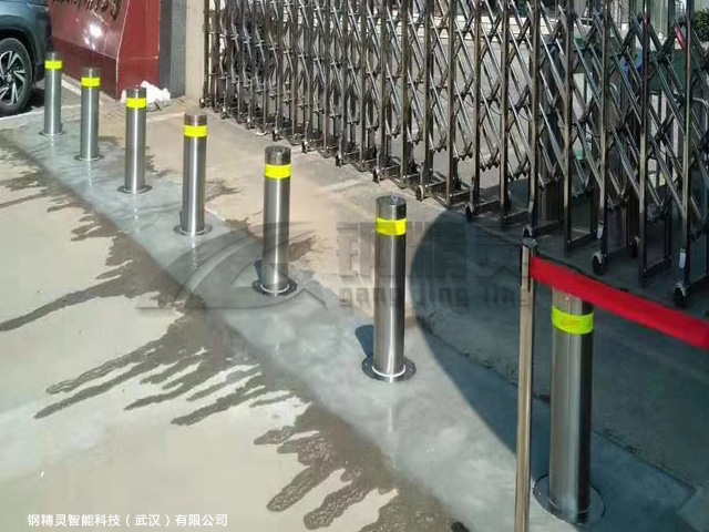 武汉升降桩安装图 湖北半自动升降柱 防撞路障地柱