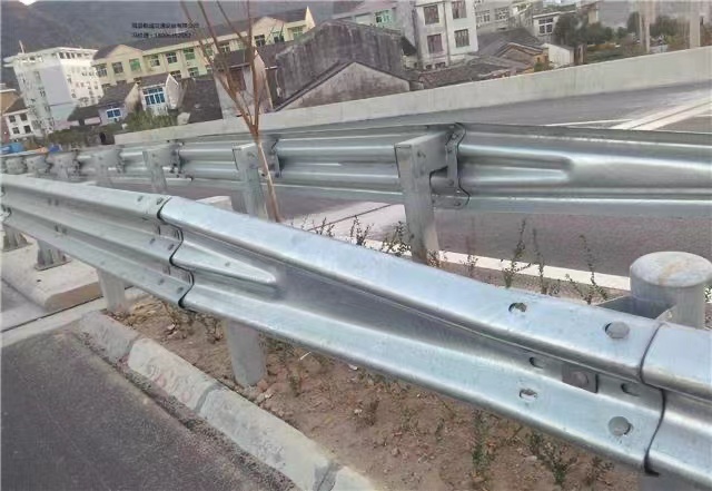 二波波形护栏